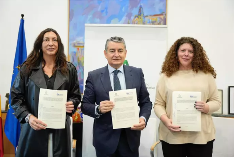 Evar María Juan signing an agreement with some important figures from Andalucia govermment. Image from Europa Press Evar María Juan signing an agreement with some important figures from Andalucia govermment. Image from Europa Press