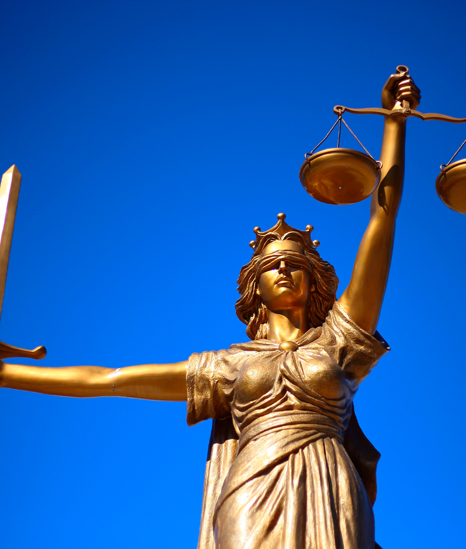 La Justicia simbolizada como una mujer con los ojos vendados sosteniendo una balanza