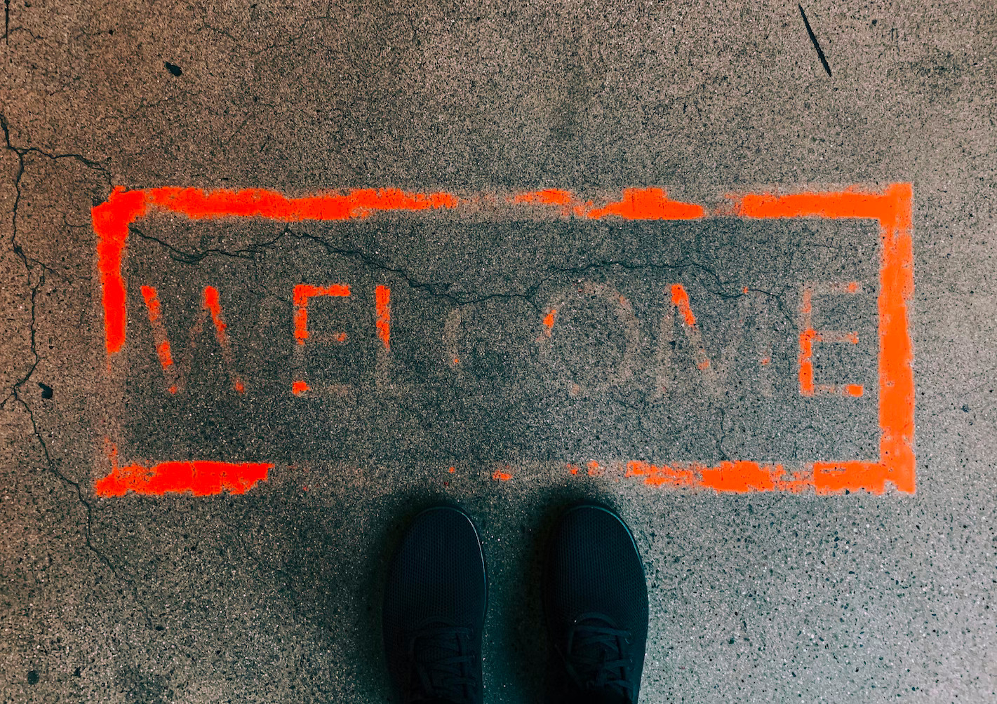 Pintada en el suelo con el mensaje 'Welcome'