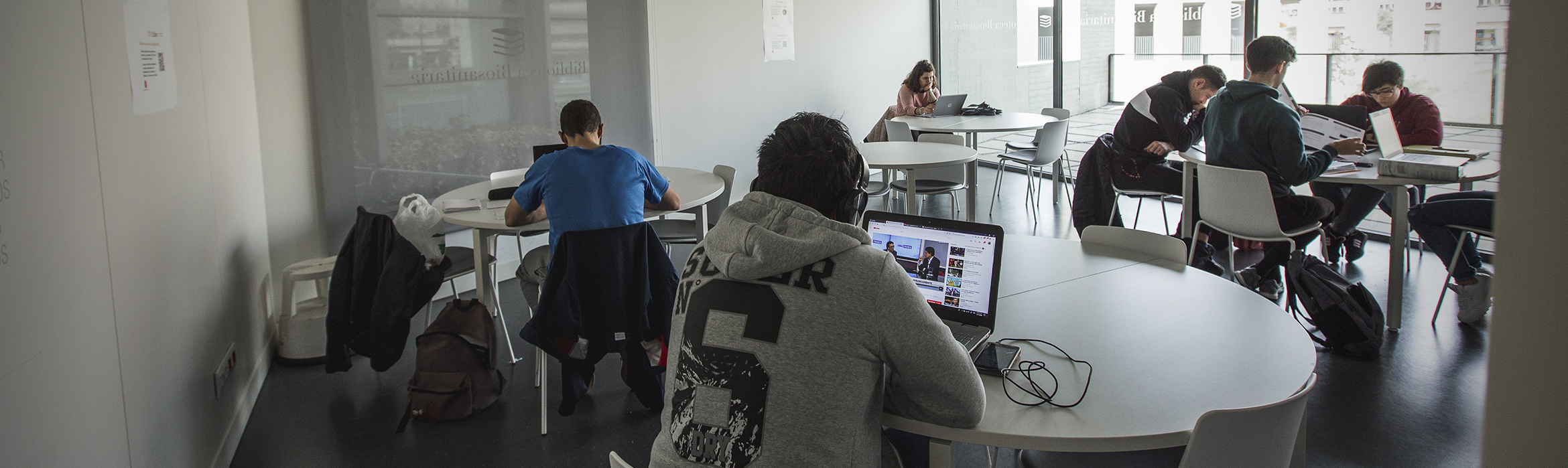 Estudiantes en las mesas de estudio de la Facultad de Ciencias de la Salud