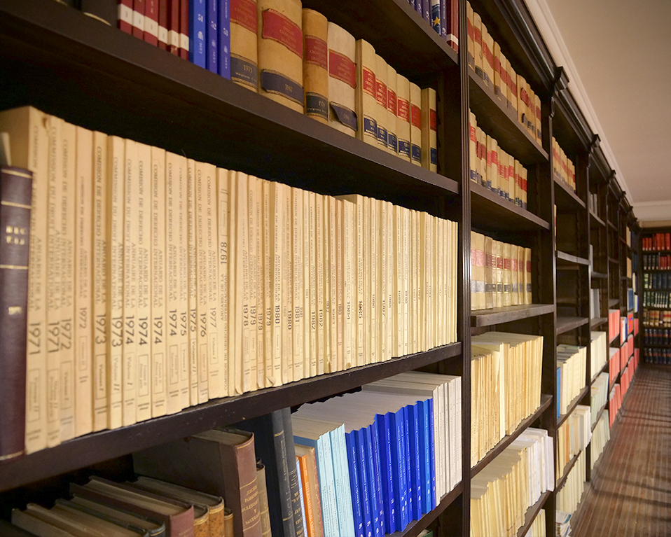 Estanterías de la biblioteca de la Facultad de Derecho llenas de libros