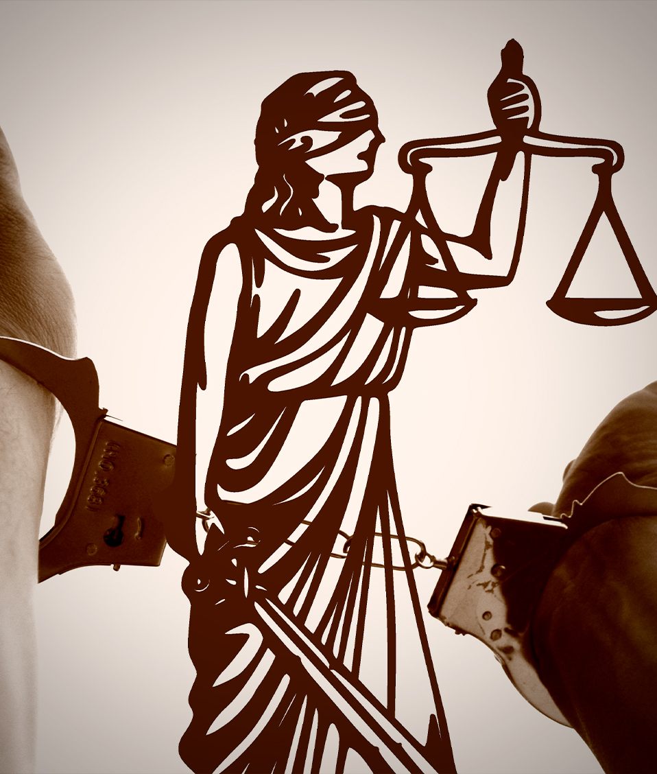 Manos esposadas frente a la Justicia simbolizada como una mujer con los ojos vendados sosteniendo una balanza