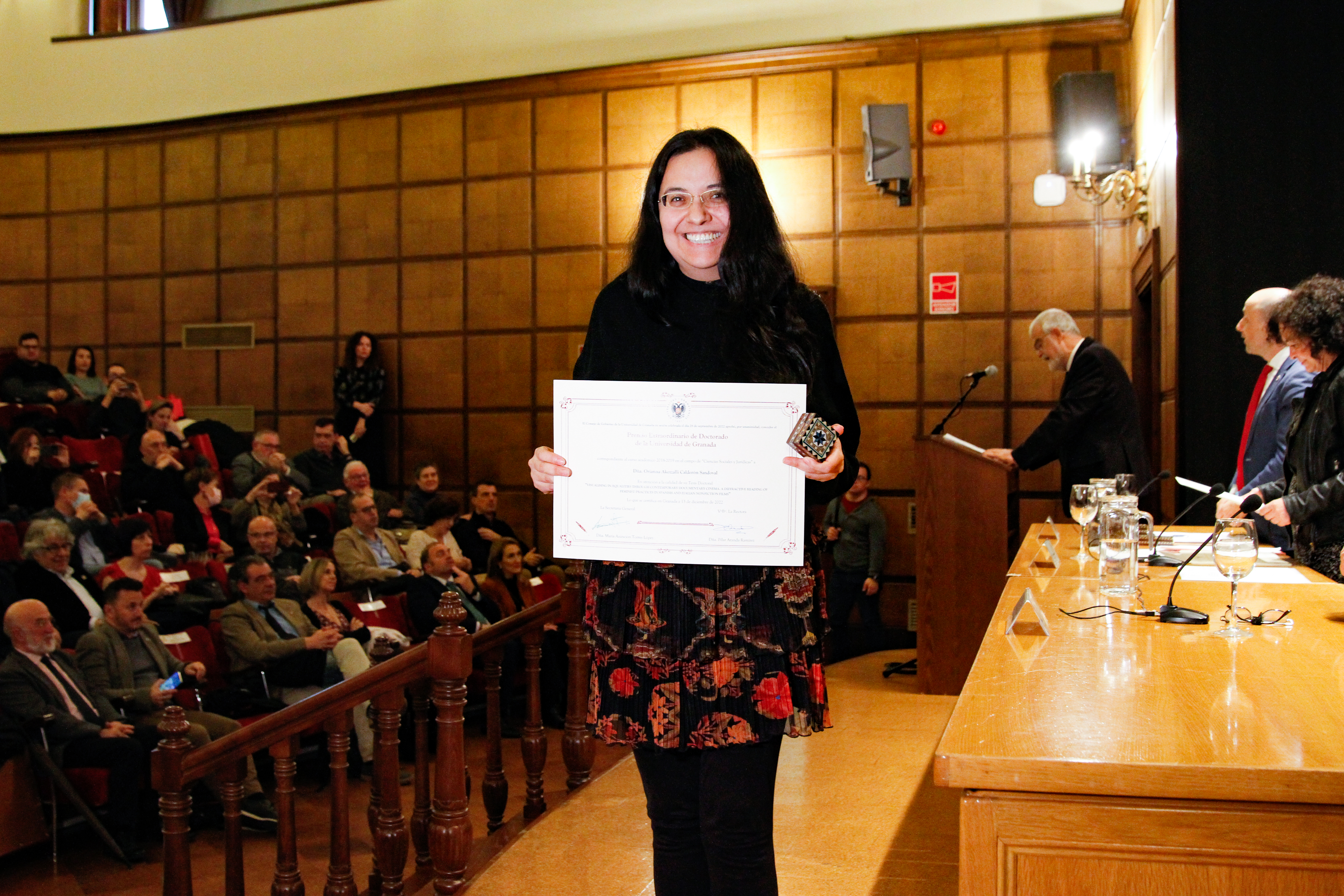 Orianna Calderón Sandoval sostiene su título de  Premio Extraordinario de Doctorado 2018-2019 de la Universidad de Granada