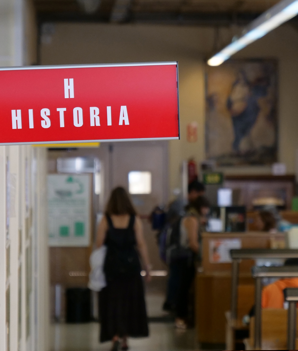 Biblioteca de la Facultad de Filosofía y Letras en la que se ve un cartel que pone "H de Historia"