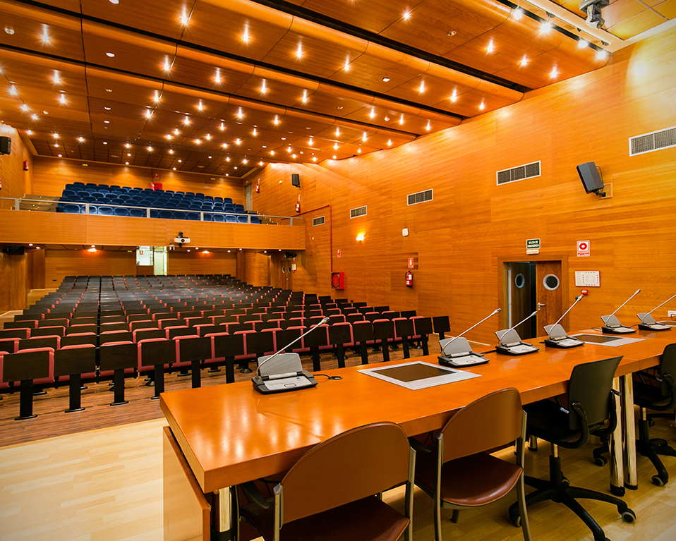 Vista desde el escenario hacia la platea del salón de actos del Edificio Politécnico